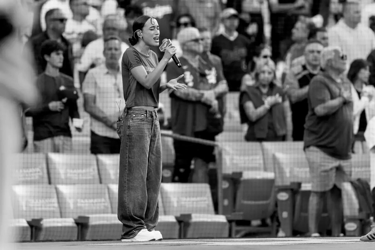 Nezza sing national anthem in Spanish